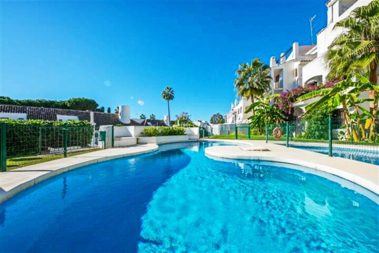 300-00156P | Apartment in Marbella – Puerto Banus – € 520,000 – 3 beds, 2 baths