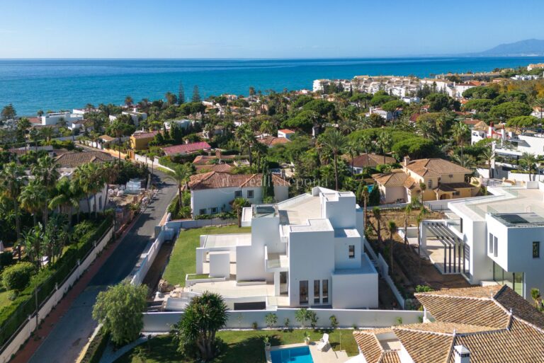 5046HFV | Villa in Marbella East – € 4,195,000 – 6 beds, 5 baths