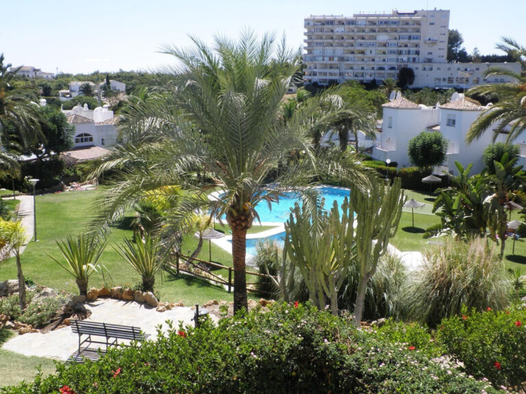 R4440937 | Middle Floor Apartment in Estepona – € 360,000 – 2 beds, 2 baths