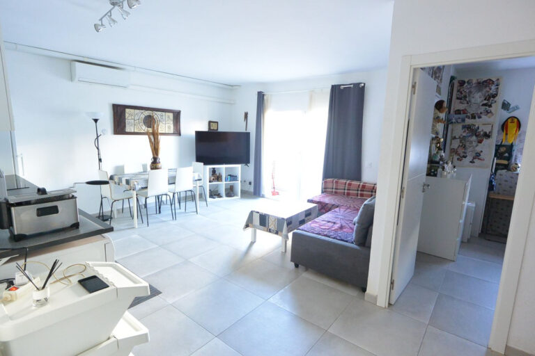 R4361671 | Middle Floor Apartment in Marbella – € 270,000 – 3 beds, 1 baths