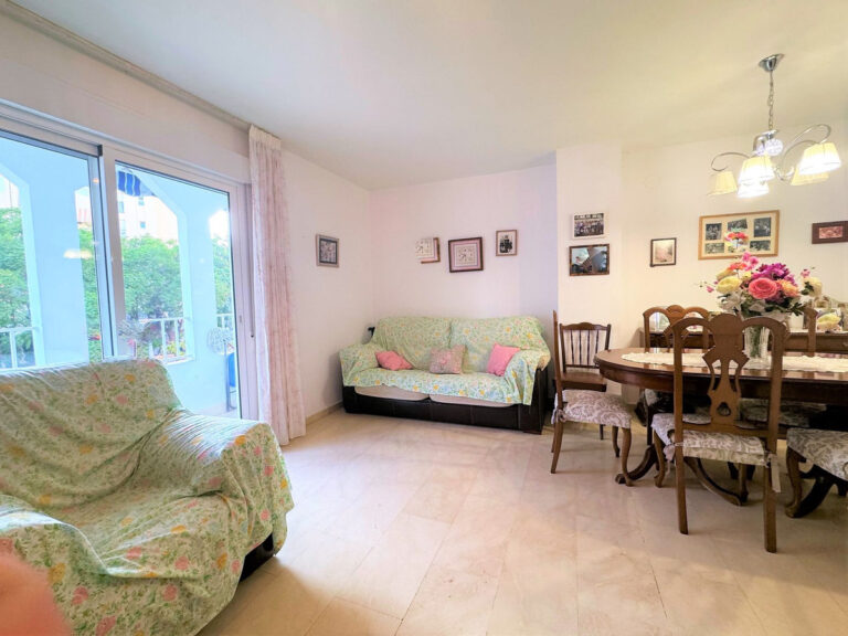 R4846081 | Middle Floor Apartment in Estepona – € 315,000 – 4 beds, 2 baths