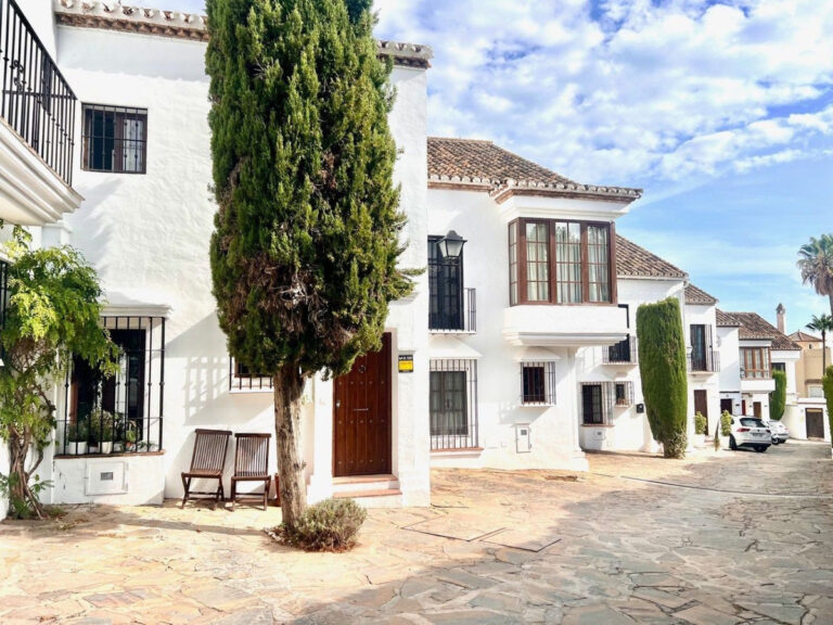 R4846063 | Townhouse in Marbella – € 795,000 – 3 beds, 3 baths