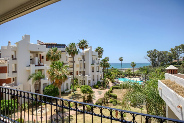 R4415563 | Middle Floor Apartment in Estepona – € 850,000 – 2 beds, 2 baths