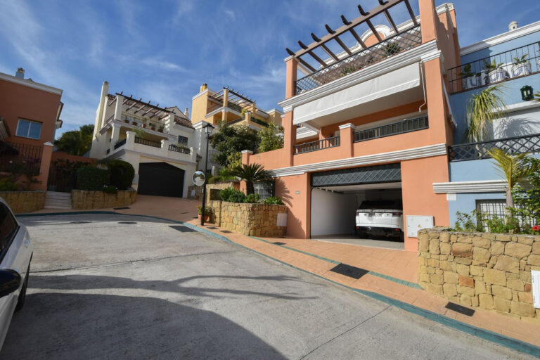 R4503346 | Townhouse in Nueva Andalucía – € 890,000 – 4 beds, 4 baths