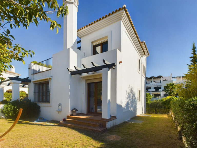 R4560457 | Detached Villa in Estepona – € 895,000 – 4 beds, 4.5 baths