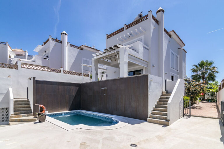 R4562371 | Detached Villa in Estepona – € 1,100,000 – 5 beds, 3 baths