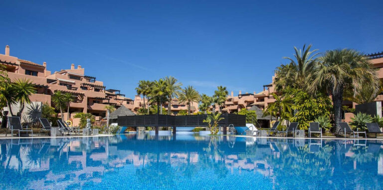 R3302287 | Middle Floor Apartment in Estepona – € 1,700,000 – 3 beds, 2 baths