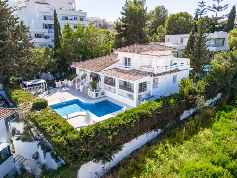 R4857127 | Detached Villa in Nueva Andalucía – € 1,799,000 – 4 beds, 2.5 baths