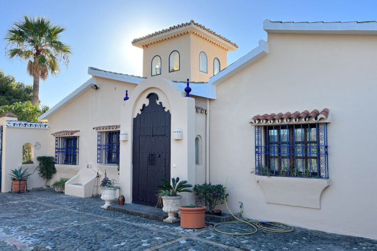 R4597402 | Detached Villa in Estepona – € 1,900,000 – 4 beds, 3 baths