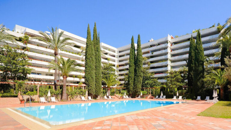 R4728676 | Middle Floor Apartment in Marbella – € 1,950,000 – 3 beds, 3 baths