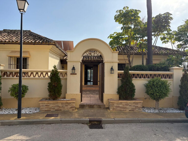 R4880032 | Detached Villa in El Paraiso – € 1,975,000 – 5 beds, 5 baths