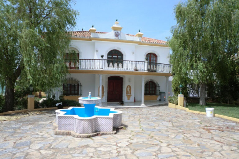 R2422430 | Detached Villa in Estepona – € 2,200,000 – 5 beds, 6 baths