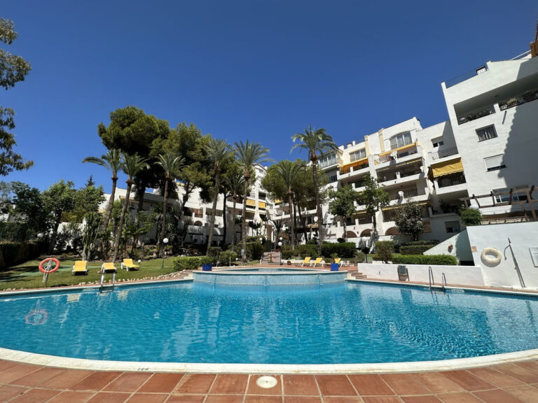 R4808314 | Middle Floor Apartment in Estepona – € 430,000 – 3 beds, 2 baths