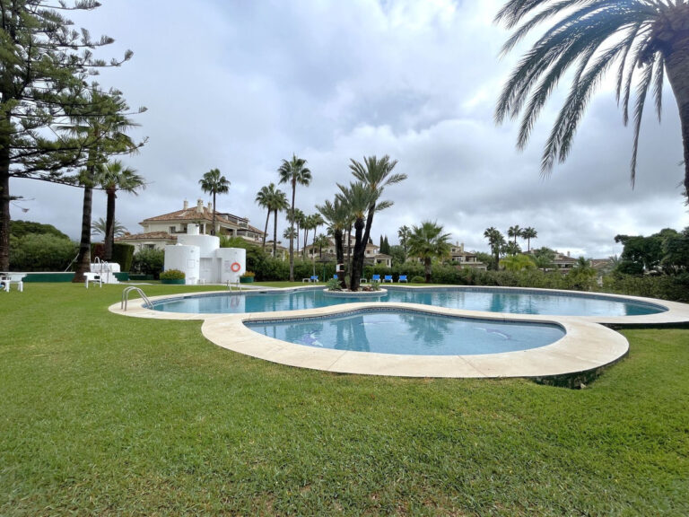 R4450252 | Top Floor Apartment in Estepona – € 450,000 – 2 beds, 2 baths