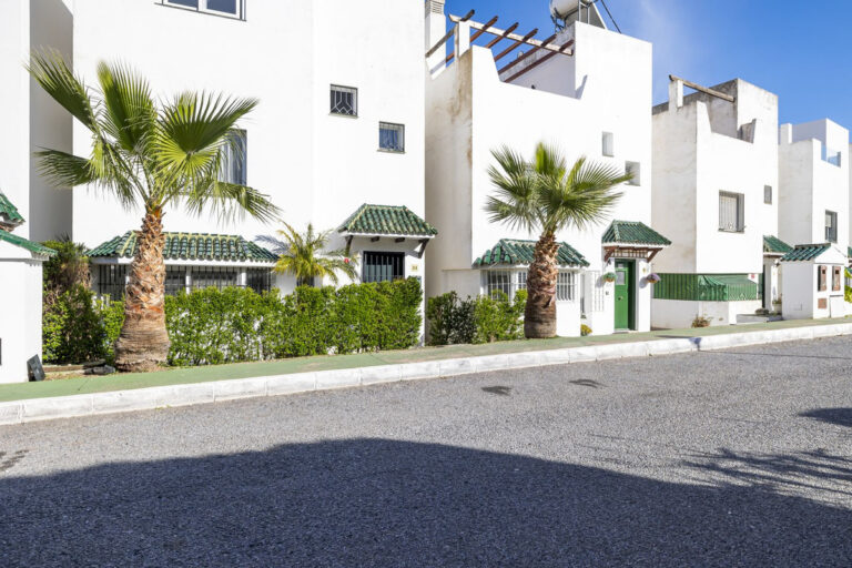 R4677049 | Townhouse in Estepona – € 475,000 – 5 beds, 3 baths