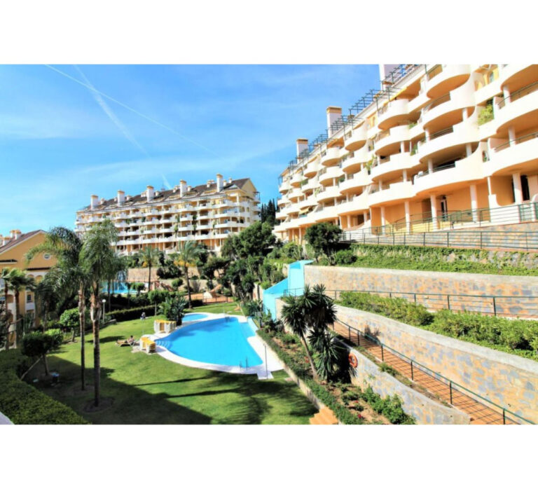 R4777534 | Middle Floor Apartment in Nueva Andalucía – € 479,000 – 2 beds, 2 baths