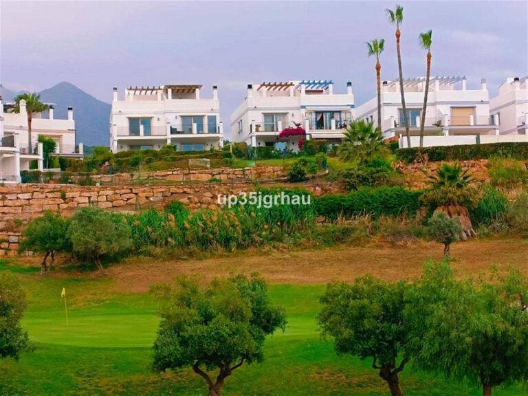 R4325068 | Semi-Detached House in Estepona – € 510,000 – 4 beds, 4 baths