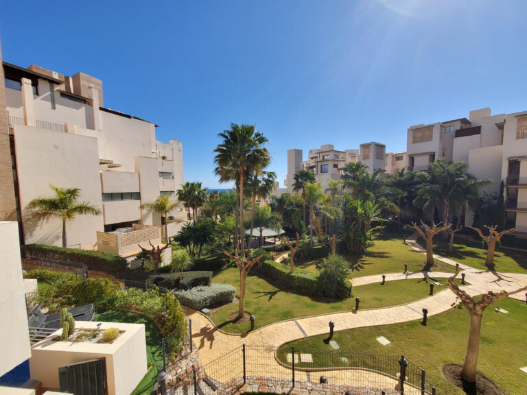 R4351225 | Middle Floor Apartment in Estepona – € 520,000 – 2 beds, 2 baths