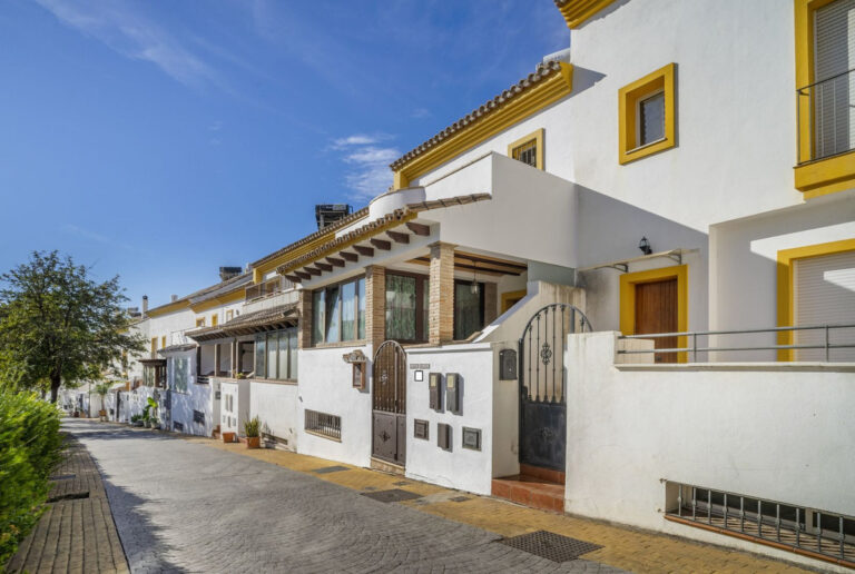 R4851301 | Semi-Detached House in Estepona – € 600,000 – 4 beds, 4 baths