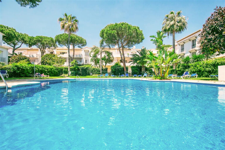 R4733176 | Middle Floor Apartment in Estepona – € 635,000 – 3 beds, 3 baths