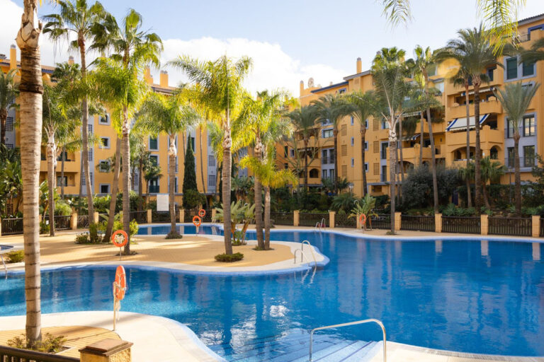 R4651192 | Middle Floor Apartment in San Pedro de Alcántara – € 735,000 – 4 beds, 4 baths