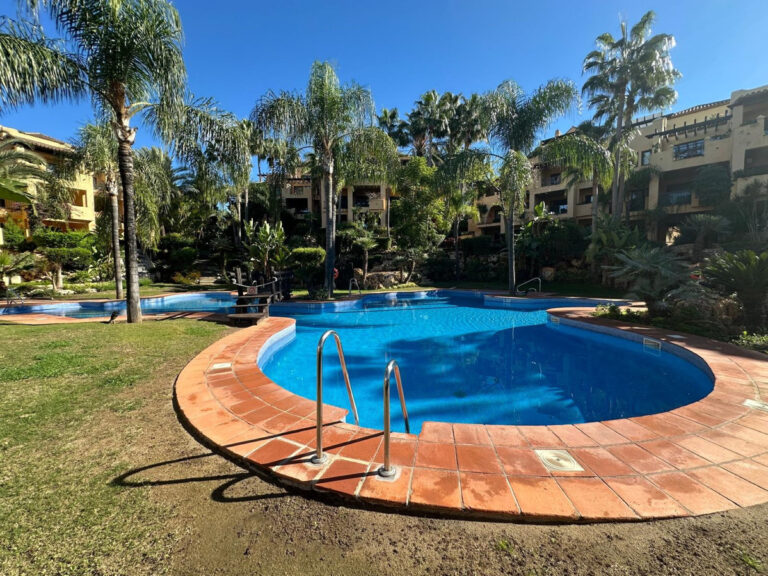 R4889800 | Middle Floor Apartment in Estepona – € 355,000 – 2 beds, 2 baths