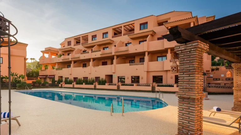 R5032150 | Middle Floor Apartment in Benahavís – € 265,000 – 2 beds, 2 baths