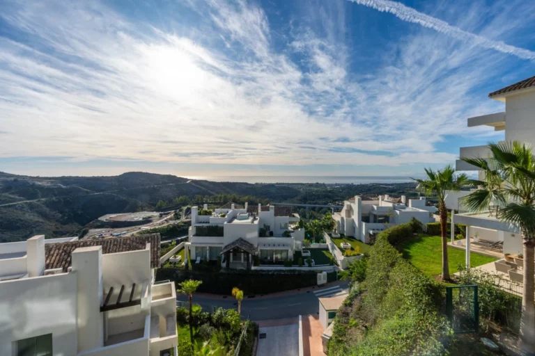 R5104204 | Middle Floor Apartment in Benahavís – € 985,000 – 3 beds, 4 baths